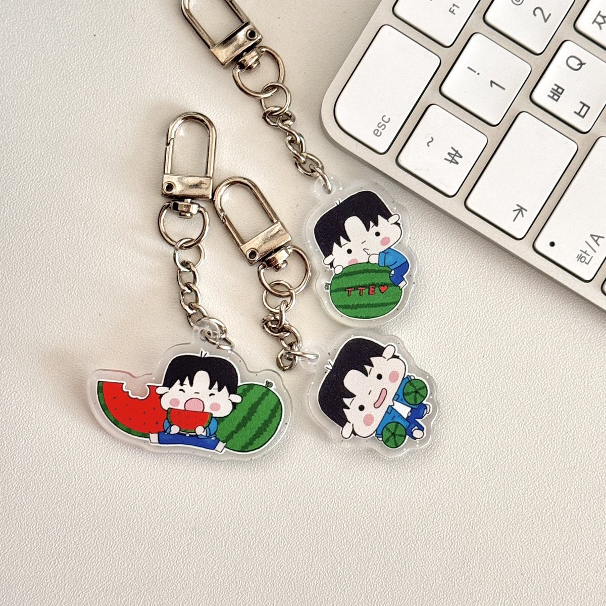 #RT나눔 #꼬마우서기 #아크릴키링
드디어 수박 우서기들이 왔어요🍉
쨍한 레드가 들어가서 너무 맘에 드는
이번 키링😍💙

판매 전에 RT 이벤트 먼저 열어볼까 해요✨
✅기간 ~6:15(일)23:59까지
✅당첨자 6명 
✅수박 우서기 키링 랜덤 배송🍀

샘들 오늘도 해삐한 하루 보내세요💪