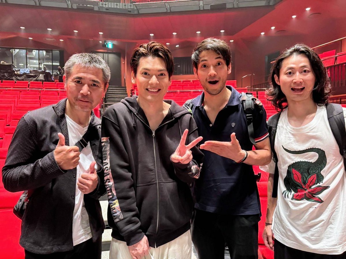舞台『BUT・AND』で主役の中神役を演じてくださった #崎山つばさ さんご出演の舞台『LAZARUS』を観劇したとの #杉本凌士、#高山陽平、そして『BUT・AND』で演出助手をしてくださった俳優の #仲道和樹 さん！

皆、ニコニコ顔です。崎山さんカッコよかった！とのこと✨ご縁が続いて嬉しい限りです☺️