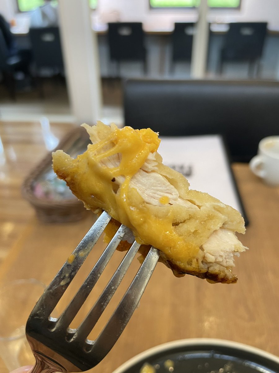 鳴子温泉にオープンした「マルコ・パゴット」で、チーズチキンカツレツ。

鳴子温泉で人気のバーガーショップ「タンブルウィードバーガーズカフェ」のオーナーさんが手掛ける新進気鋭のお店。

どデカいチキンカツレツは、サクっとした薄めの衣に柔らかお肉！