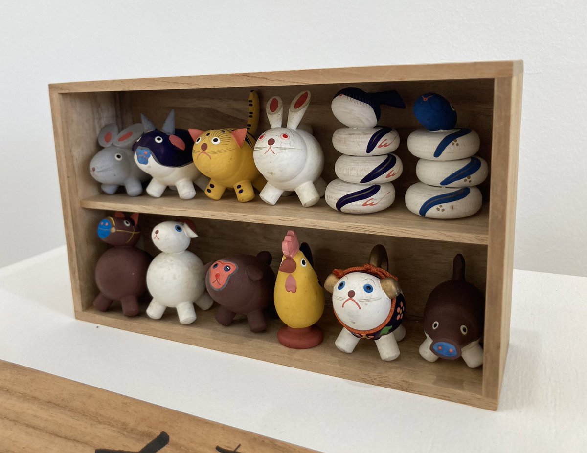 今春、東浜にオープンした【クガミテラス】さん。
ギャラリーでは６月22日まで岩美の郷土玩具【おぐら屋】さんの人形展示中。
先先代の作った木彫りの人形、表情が微妙に違ってて興味深い。