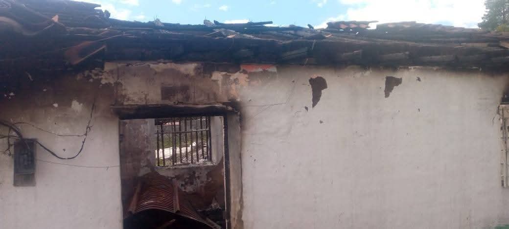 #AyudaSocial Se quemó la casa del agente más querido de Tumbaco
José Manuel Gutiérrez Muñoz perdió su hogar, ubicado en Yaruquí, calles Teniente Ortiz y Gabino Padilla, tras un incendio. Las pérdidas son materiales, él está bien
Para ayudar, llama al 099 553 9402 Mónica Gutiérrez