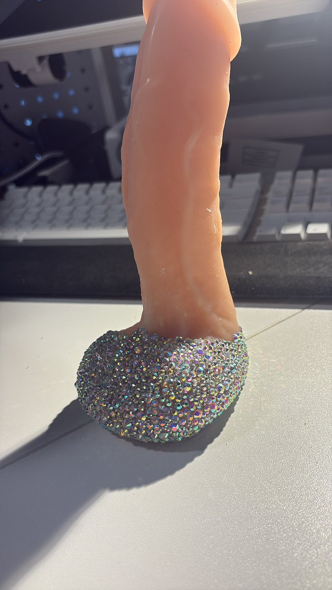 Working on the <a href="/BullBossJosh/">𝗕𝘂𝗹𝗹𝗕𝗼𝘀𝘀𝗝𝗼𝘀𝗵</a> rhinestoned dildo… day 1
