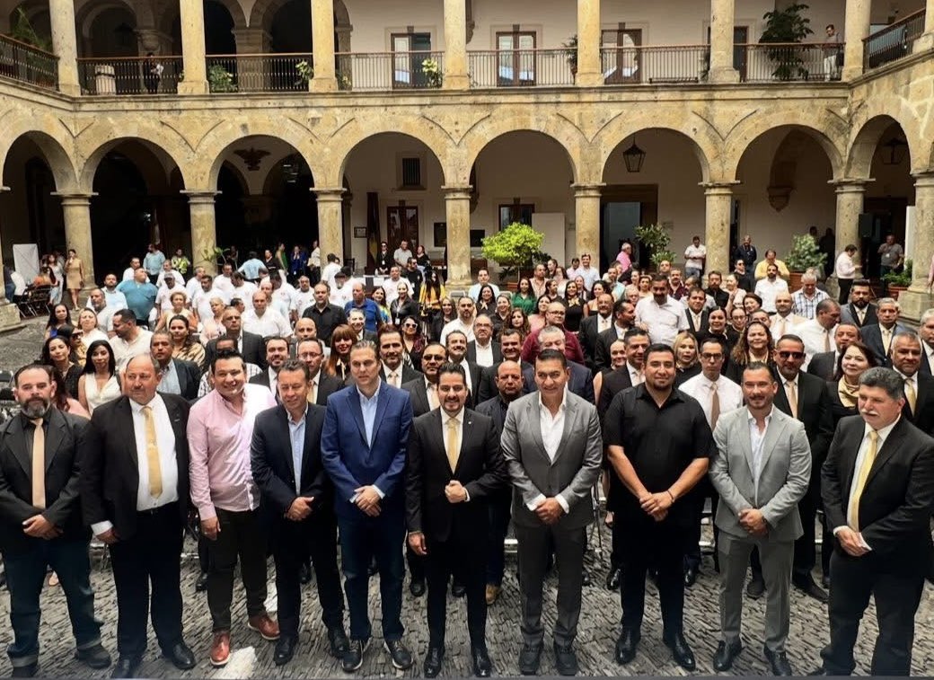 ManuelRomoP's tweet photo. Acompañé a @CesarIniguezG a su toma de protesta al frente del sindicato de trabajadores del @LegislativoJal . A nombre propio y de nta presidenta @VeroDelgadilloG le deseamos éxito en esta encomienda pugnando por las y los servidores públicos del poder legislativo de Jalisco. https://t.co/BKeC6Uqmyh