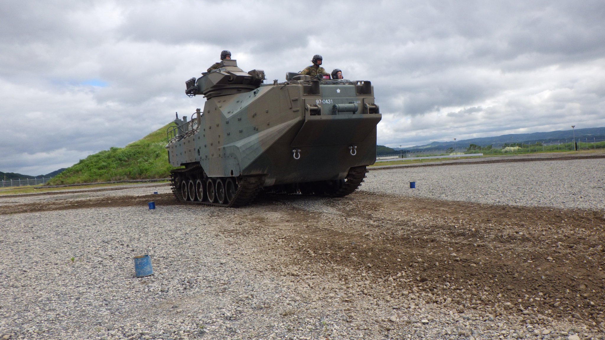 陸上自衛隊 水陸機動団 チャレンジ FAl6WCzVEAM0hRg.jpg