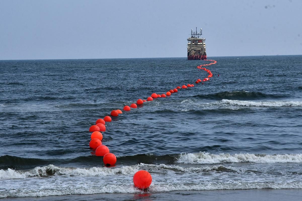 🚨 India is investing Rs 90,000 crore ($10 billion+) to expand undersea cables stretching 1,700 km and 1,400 km to Saudi Arabia and UAE respectively.

India–Saudi Arabia: 1,700 km (₹47,000 crore) 
India–UAE: 1,400 km (₹43,500 crore)