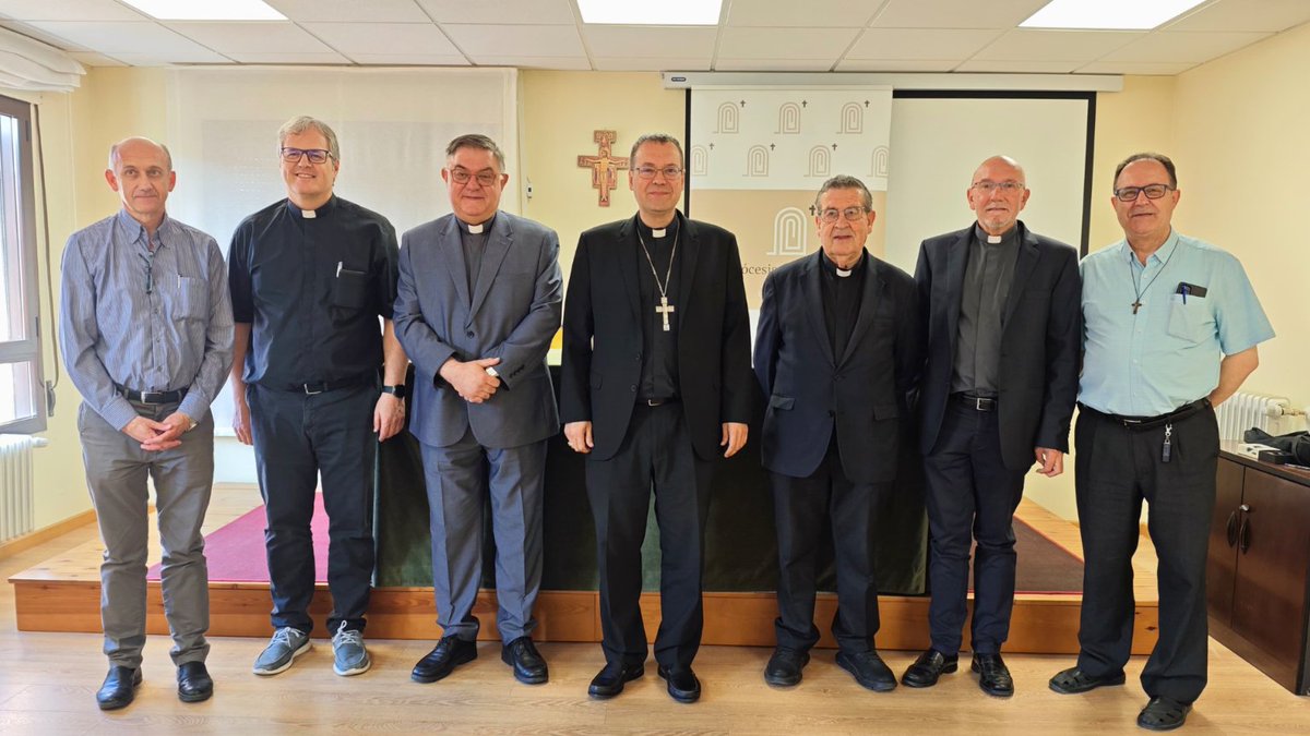 Tras casi cinco meses de escucha y discernimiento, Mons. Jesús Vidal anuncia una profunda renovación en el Consejo Episcopal y la curia diocesana. 👥 Nuevos vicarios, nuevos proyectos y una organización completamente replanteada 👉 diocesisdesegovia.es/2025/06/12/mon…