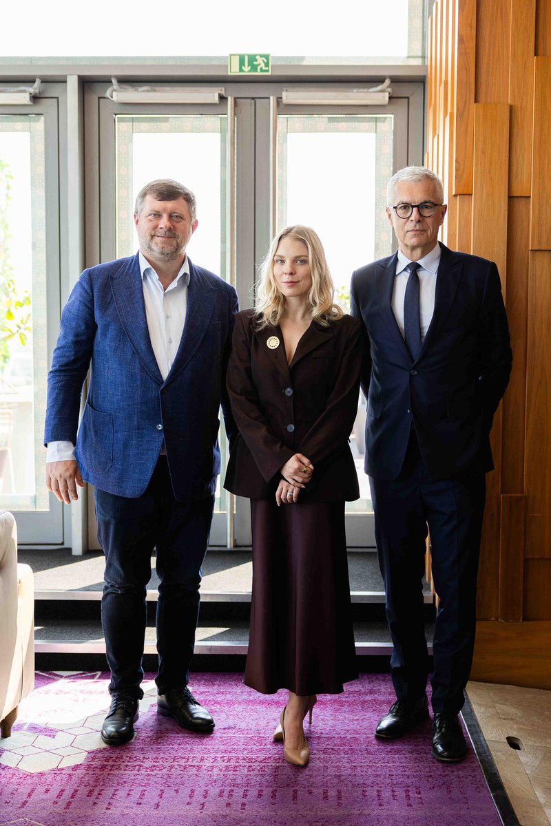 Ivan Korcok (@ivankorcok) on Twitter photo Good meeting with <a href="/OlekKorn/">Oleksandr Korniyenko</a> Deputy Speaker of <a href="/ua_parliament/">Verkhovna Rada of Ukraine - Ukrainian Parliament</a> and my colleague <a href="/VeronikaCifrova/">Veronika Cifrova Ostrihonova</a>.
<a href="/progresivne_sk/">Progresívne Slovensko</a> expressed our continued support to 🇺🇦 sovereignty. We have also discussed the possibility of transit of non Russian gas via Ukraine. Good meeting with <a href="/OlekKorn/">Oleksandr Korniyenko</a> Deputy Speaker of <a href="/ua_parliament/">Verkhovna Rada of Ukraine - Ukrainian Parliament</a> and my colleague <a href="/VeronikaCifrova/">Veronika Cifrova Ostrihonova</a>.
<a href="/progresivne_sk/">Progresívne Slovensko</a> expressed our continued support to 🇺🇦 sovereignty. We have also discussed the possibility of transit of non Russian gas via Ukraine.