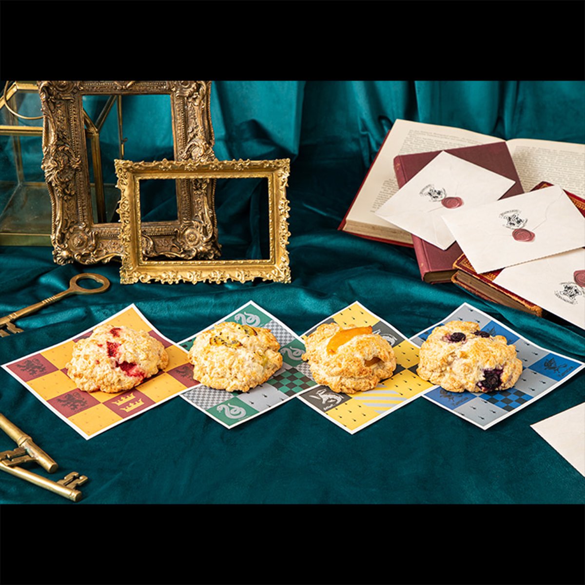 ／ 
#ハリポタカフェ🧹
📅7月分ご予約のお知らせ🌞
＼

Harry Potter Cafeの 7月分ご予約を
6月15日(日)正午より受付開始！

各寮メニューを展開中✨
一緒にハウスプライドを楽しみましょう🎉

皆様のご来店をお待ちしております🪄

ご予約・詳細は👇
hpcafe.jp