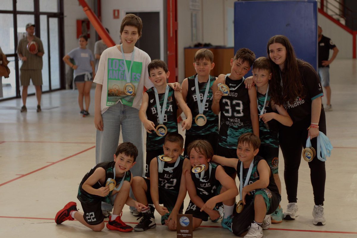 CBBCostaArtabra's tweet photo. 🏆✨ ¡Orgullo total! Nuestros Preminis se proclamaron este pasado martes campeones de la Copa Premium.
Un premio al esfuerzo, la pasión y el compañerismo que demostraron en cada partido.
¡Enhorabuena pequeños 🦈🖤!
#Campeones #Preminis #CopaPremium #OrgulloDeEquipo https://t.co/zJOBHxN5iG