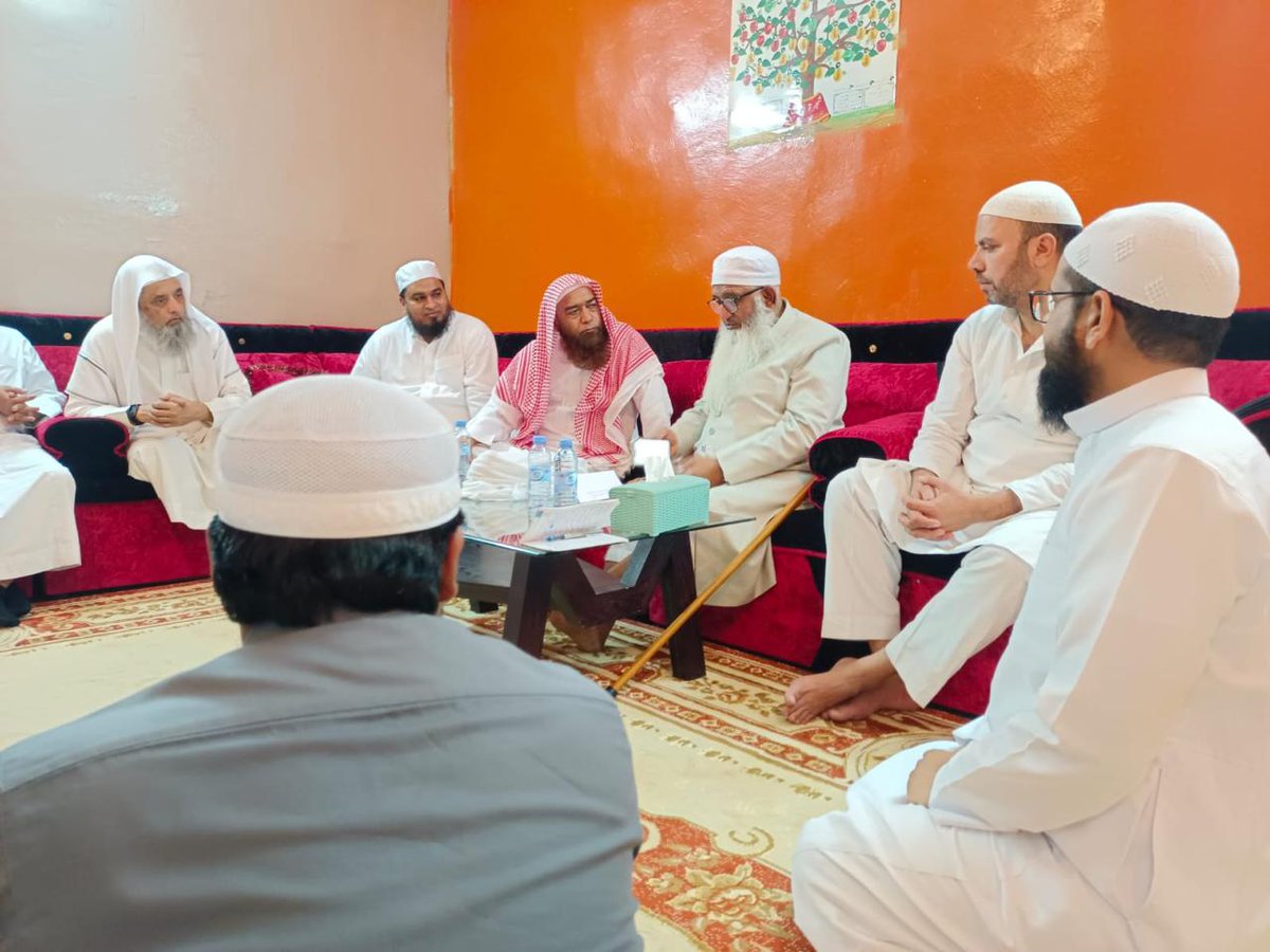 ۱۱ جون ۲۰۲۵ء بروز بدھ کو مدینہ منورہ میں ہمارے گھر پر ایک یادگار علمی و روحانی نشست منعقد ہوئی، جس میں آل انڈیا مسلم پرسنل لا بورڈ کے جنرل سیکریٹری اور امیر جامعہ حضرت مولانا محمد فضل الرحیم صاحب دامت بركاتهم کی خصوصی تشریف آوری ہوئی۔ یہ محفل مدینہ منورہ میں مقیم جامعہ ہدایت کے