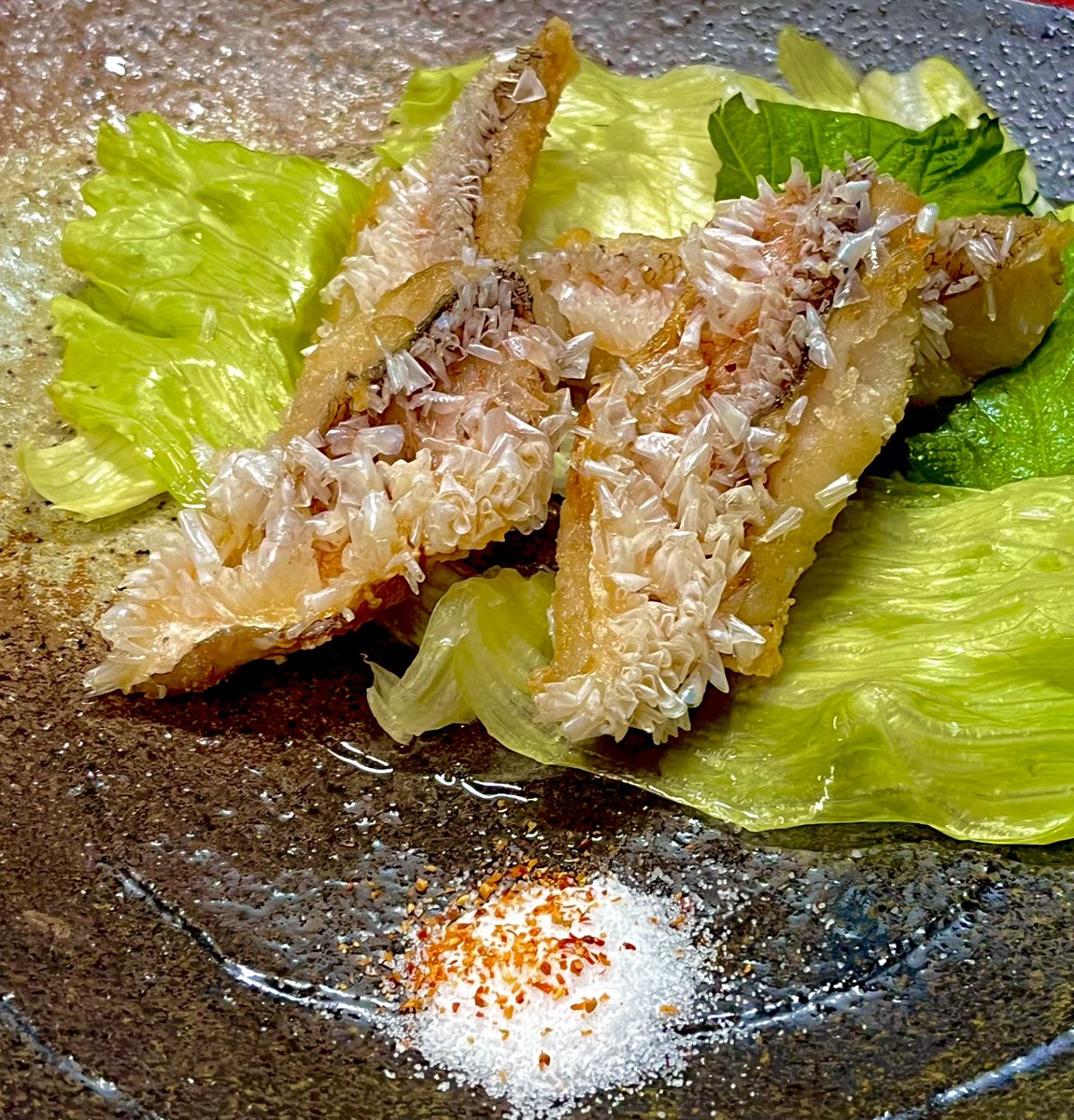 『🐠甘鯛(グジ)の松笠揚げ』24cm

こんな高級魚、普段は買えません
が、小さいけれど買えるお値段😻❗️

中骨太くて白身のこの手の魚は煮込み焼きすると身がもろいらしい

　🎊上手に出来た　美味い❣️

#おうちごはん #魚料理 #松笠揚げ
#晩ごはん #三重県産 #アマダイ #グジ
#料理好きな人と繋がりたい