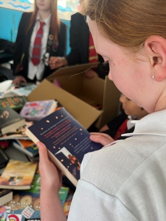 OasisMayfield's tweet photo. HUGE thanks to @ReadforGoodUK for the amazing box of books! π Our Literacy Leaders were so excited to unbox them. This fantastic donation will help us inspire even more students to discover a love of reading at Oasis Mayfield! #ReadingForGood #Literacy https://t.co/MBlfVQWSbb