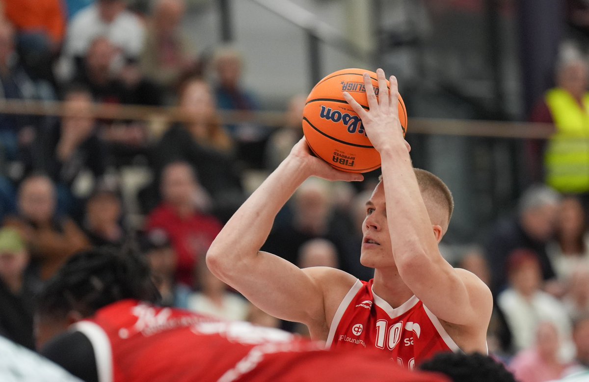 salonvilpas's tweet image. Lämmin kiitos kuluneesta kaudesta Vilppaan paidassa, Vili! Kaikkea parasta ja hurjasti tsemppiä uusiin haasteisiin Lahessa 🖤
#korisliiga 📸 Ville Vuorinen
