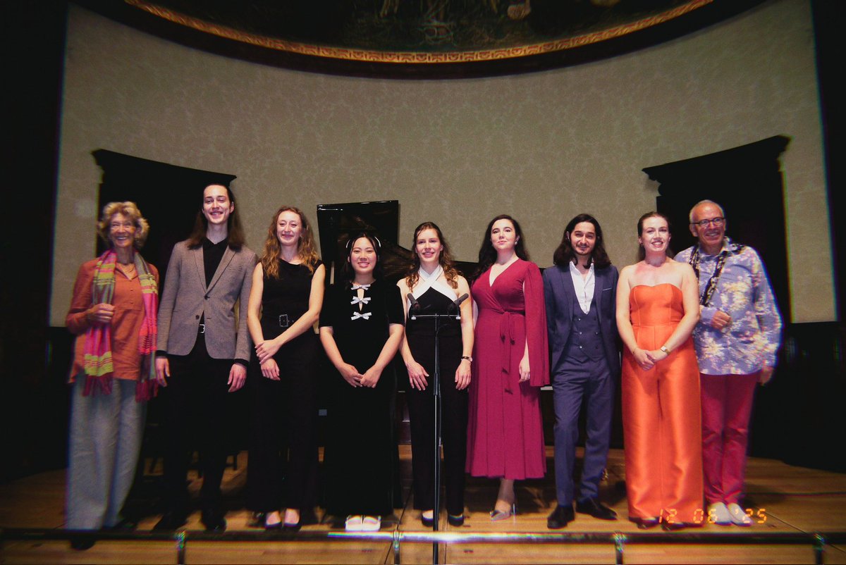 singer_pearson's tweet image. And with that, the Wigmore Hall French Song Exchange is finished! What a wonderful experience to work with and learn from Sebastian Wybrew, François Le Roux and Felicity Lott. (As well as of course my wonderfully talented colleagues!)