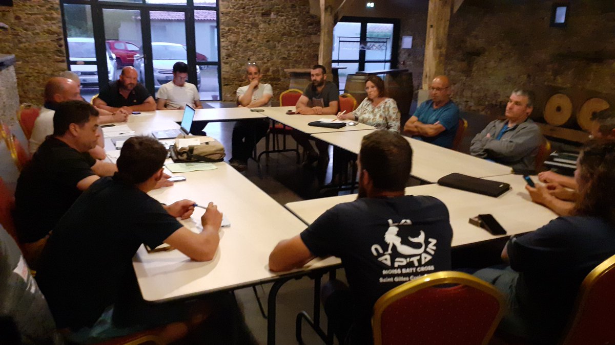 FDSEAVendee's tweet image. 🔴🟢 Réunion UCSEA du Pays de St Gilles pour un point d'actualités avant le début des moissons et échanges sur les dossiers structures. Réflexions autour d'un évènement de communication sur l'agriculture dans le canton.