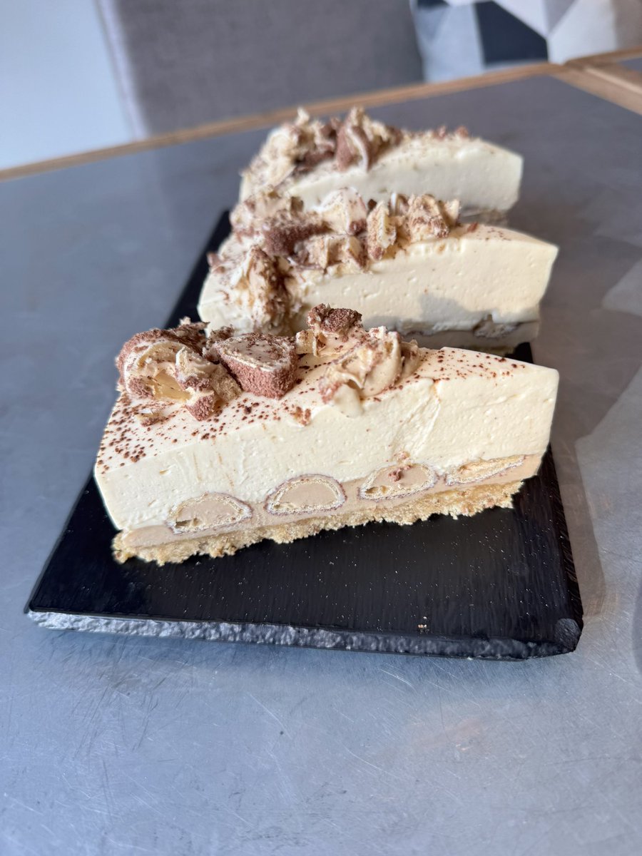 Weekend special… kinder bueno &amp; white chocolate cheesecake #whitechocolate #kinderbueno #bueno #cheesecake #chocolate #pudding #dessert #sweet #sweettreat #bakery #harrogate #coldbathroad #shoplocal #homemade #shop #mannabakeryharrogate #yorkshire #food