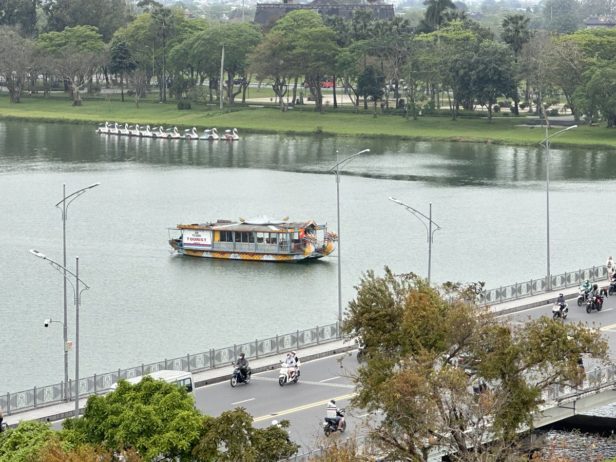 resetdailynow's tweet photo. There is silence in the heart of the city. #HEALING https://t.co/AStICiRnfL