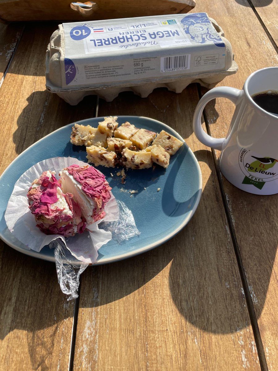 Een spannend experiment: kaas met appel en kaneel én geitenkaas met rozenblaadjes. Wij smullen gewoon met de koffie!