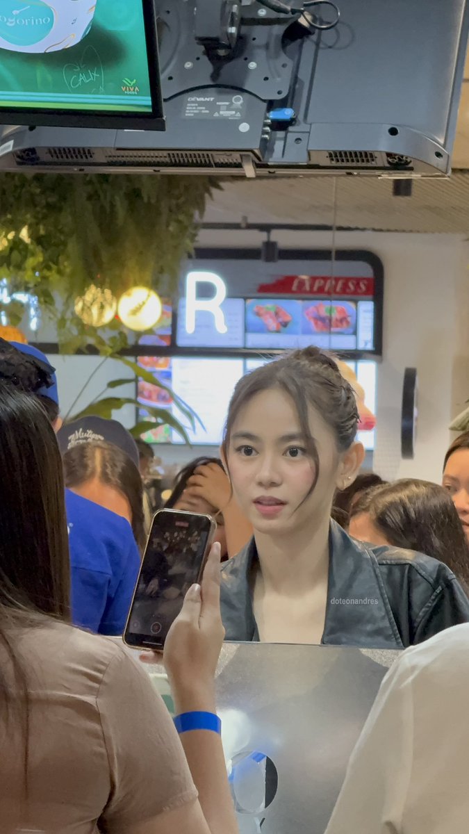 doteonandres's tweet photo. STARING AT HER LIKE DAMN, IS SHE EVEN REAL ?! 😩😩😩 https://t.co/oTdCIZ4eHc
