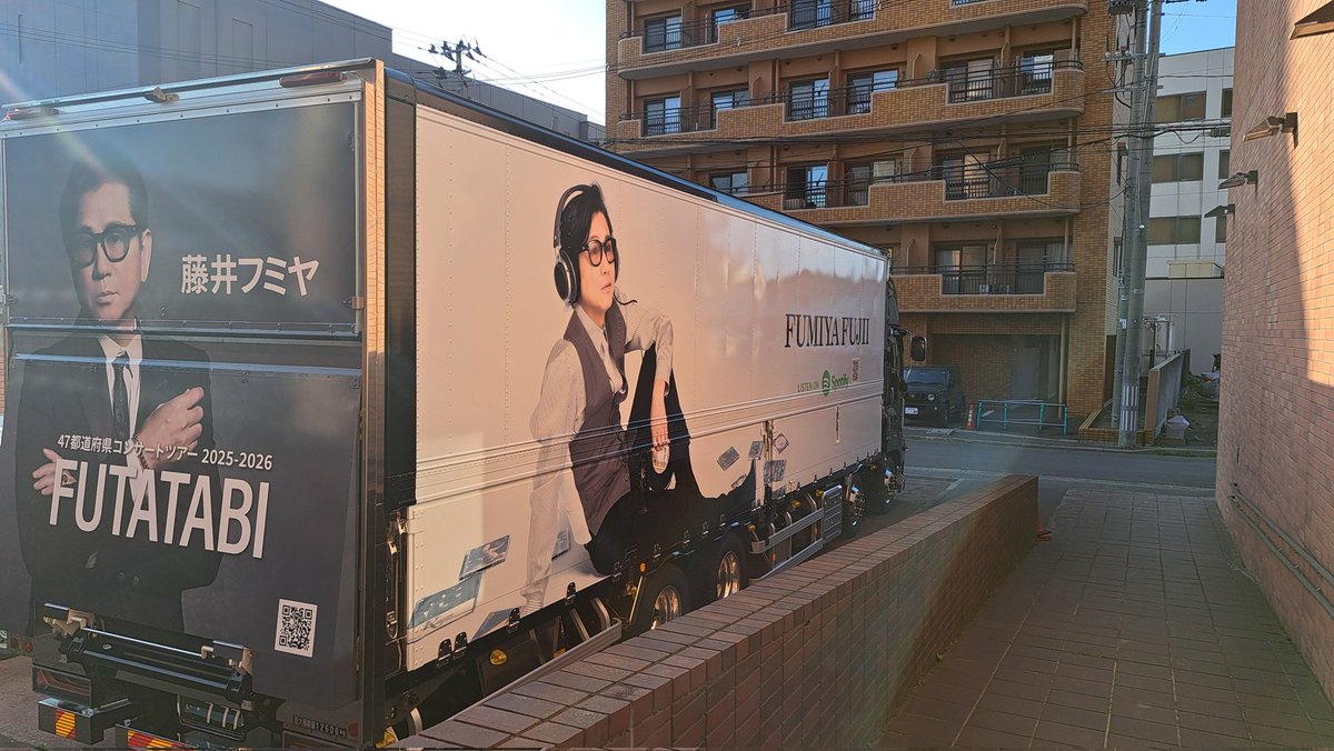 藤井フミヤ のトランポが到着しました🚚