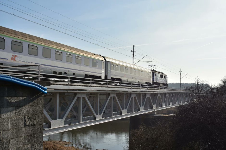 Nad Wartą w Obornikach Wlkp. powstanie dodatkowy most kolejowy. Poprawi przepustowość trasy Poznań - Piła. Zmodernizowana zostanie też trasa kolejowa pomiędzy Gołańczą a Panigrodzem. To część linii łącząca Wągrowiec z granicą województw wlkp. i kuj-pom. Wartość obu inwestycji to