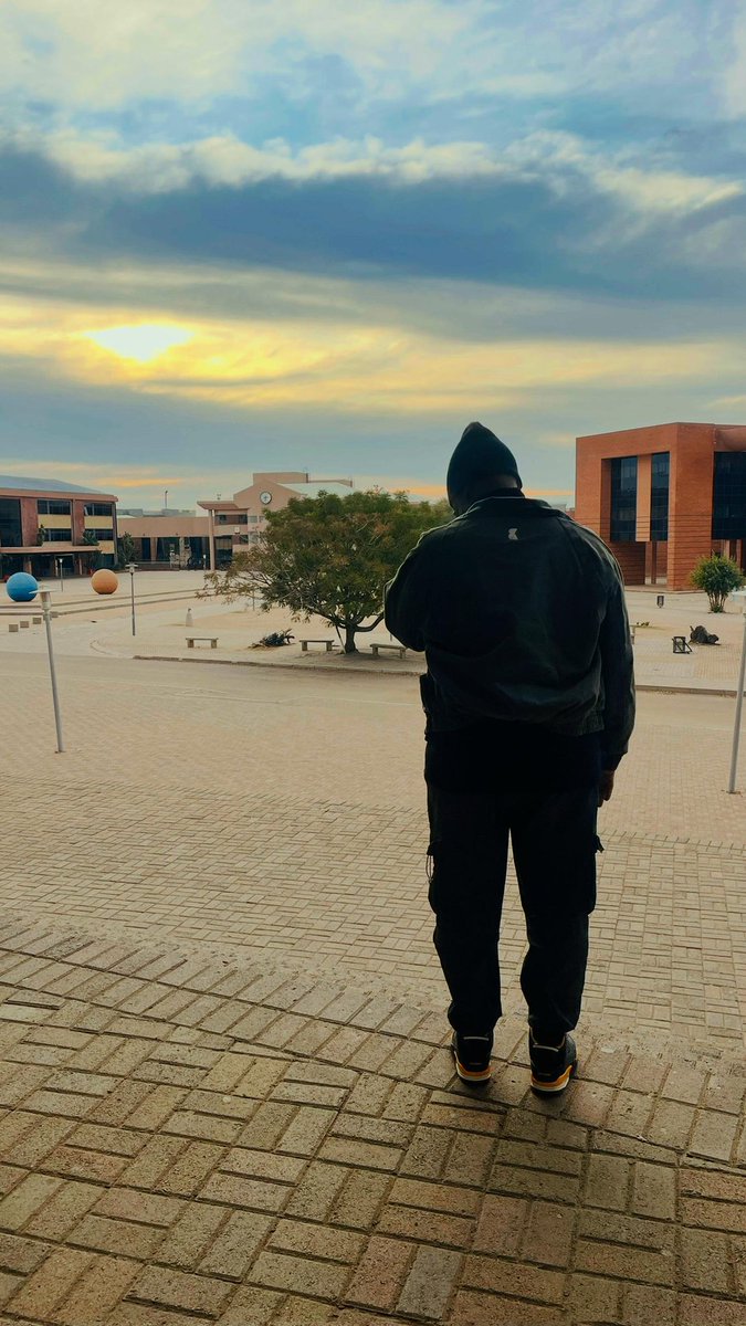 Scar_BW's tweet image. The country in the middle of Gabs. Ebile ekare ke ka lela. 😭 The place where I learnt what competition is. You can't blame that 10% on boloi. That nigga with the 90% is just better because they put in that work. Good to be back. #Basco