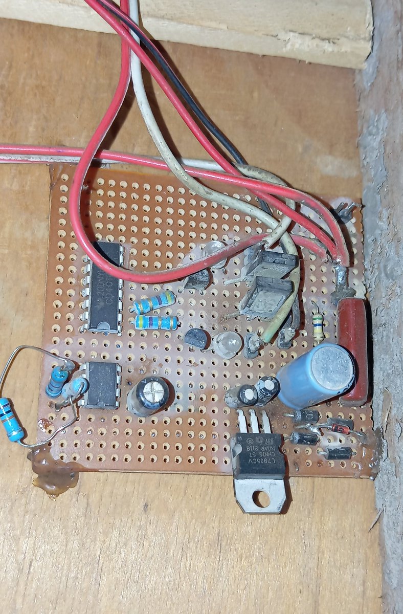 makeAtronix's tweet photo. Another one of my many circuits in for repair, 😂funny how i gotta troubleshoot something i made from scratch. Anyways, lets fix this baby up https://t.co/iiwiY1Fvqw
