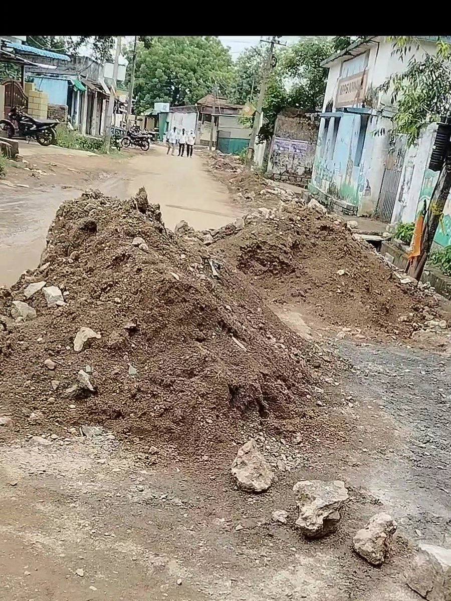 Activist_Lavan's tweet image. Dear sir @AclbMahabubabad @mb_telangana @eembintra @Collector_MBD Sand &amp;amp; cake have oozed out due to Bagiratha pipe repairs within GOVT school premises DORNAKAL.Please help resolve this issue ASAP as the schools were reopened #SandIssue #SchoolPremises #PipeRepair #AttentionNeeded
