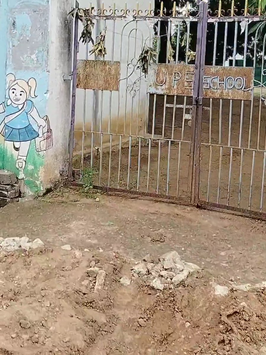 Activist_Lavan's tweet image. Dear sir @AclbMahabubabad @mb_telangana @eembintra @Collector_MBD Sand &amp;amp; cake have oozed out due to Bagiratha pipe repairs within GOVT school premises DORNAKAL.Please help resolve this issue ASAP as the schools were reopened #SandIssue #SchoolPremises #PipeRepair #AttentionNeeded