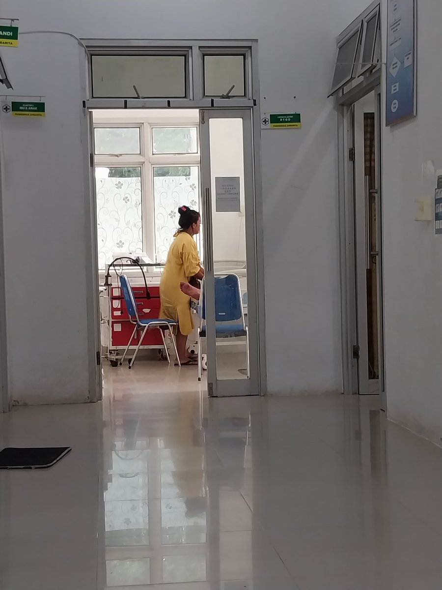 wikayo7's tweet image. Uda kali kedua dapat pasien KLL di puskesmas karena mabuk diSIANG hari.👍.
Mana bapaknya lasak gamau modom, maunya jalan sama berdiri.
Tiba-tiba manggil keadaan mabuk,  "dok dok masih hidup aku kan? Besok masi bisa hidup aku kan?. Antara mau marah atau ketawa wkwk.