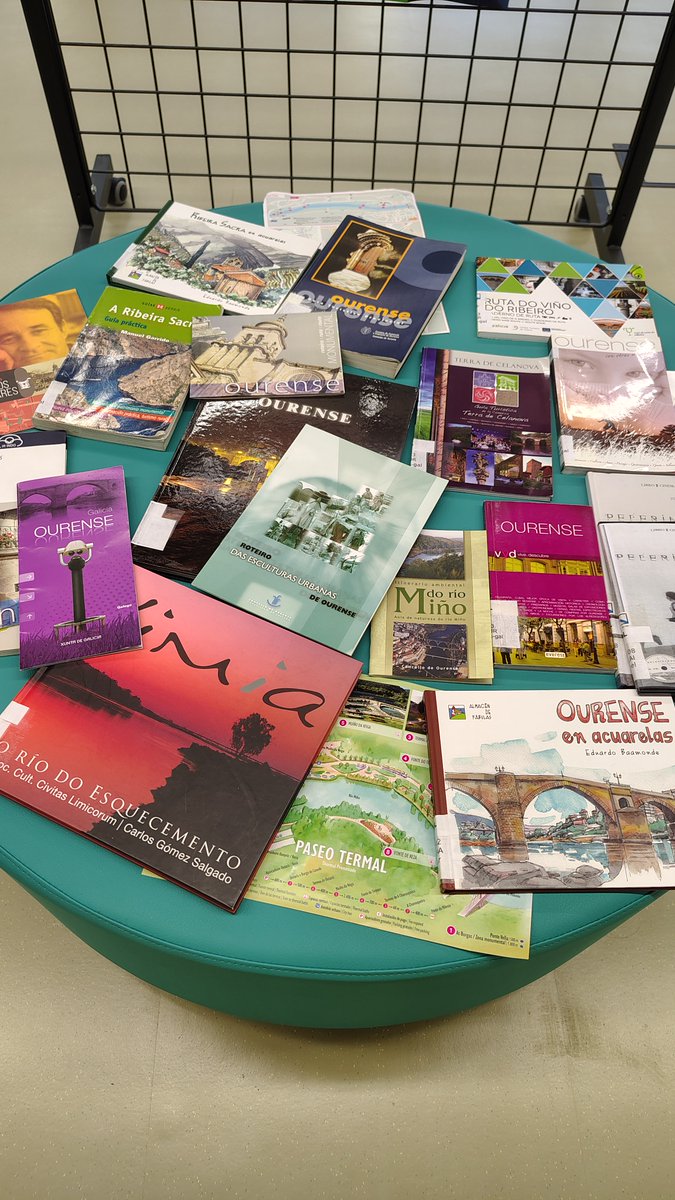 Visita a nova mostra bibliográfica "De turismo por Ourense" a cargo do fondo local. 
No 2º andar.
