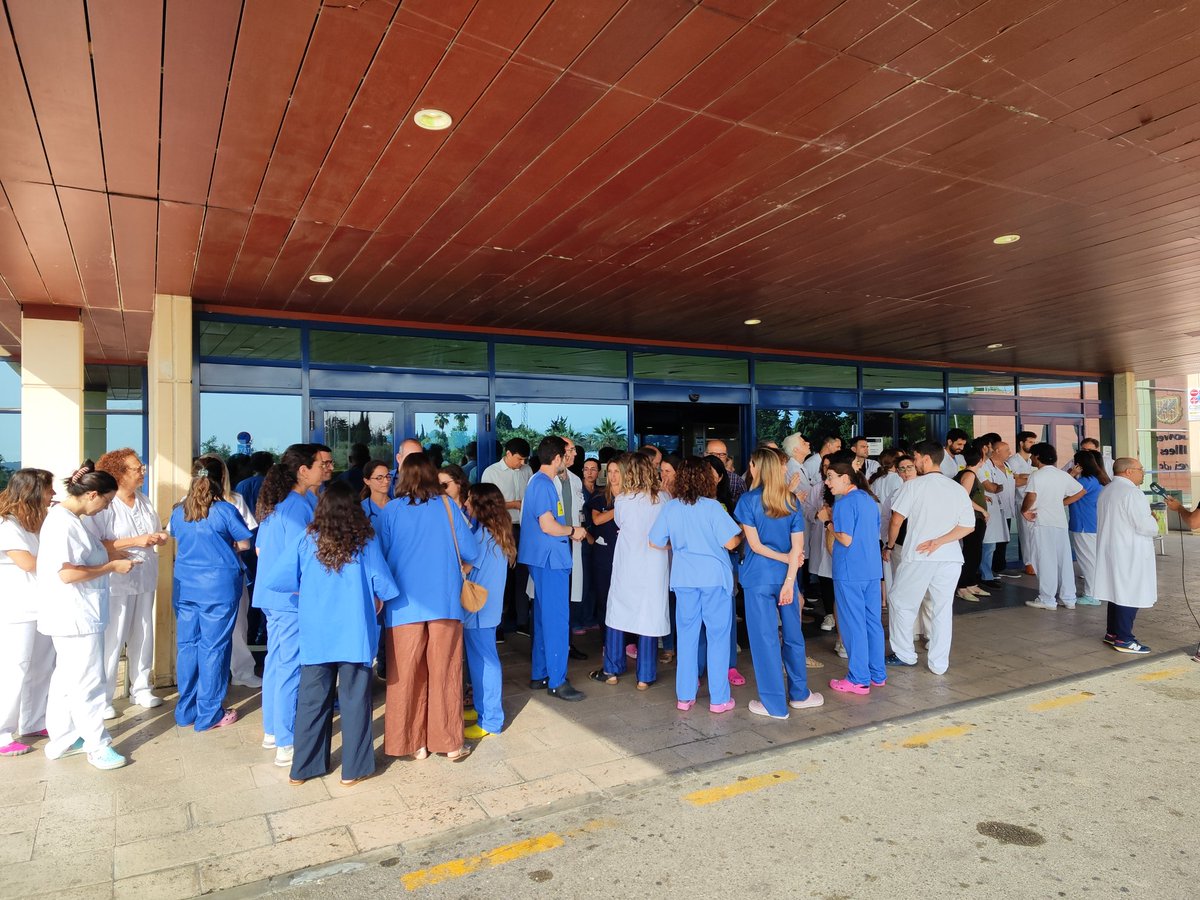 📍Hoy frente al hospital, decimos NO al borrador del Estatuto Marco.

⚠️ Menos derechos.
⚠️ Más precariedad.
⚠️ Cero diálogo.

La sanidad no se defiende desde los despachos. Se defiende escuchando a quienes la sostienen.

#EstatutoMedico #EstatutoPropio #SanidadPública