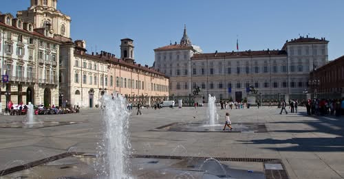 Attivato per i mesi estivi il piano per aiutare gli anziani a fronteggiare le ondate di calore
Elenco Centri d’incontro climatizzati: comune.torino.it/pass/anziani/f…
Servizio Aiuto Anziani tel. 011.01133333  dalle 8,30 alle 16 dal lunedì al venerdì
Maggiori info: torinoclick.it/incomune/piano…