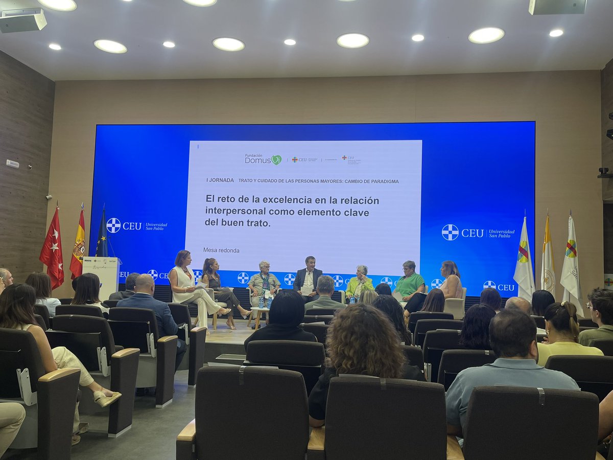 Mesa redonda: ‘El reto de la excelencia en la relación interpersonal como elemento
clave del buen trato.’ Modera Antonio Martínez, director de Relaciones Institucionales y Fundación <a href="/DomusVi_Es/">DomusVi</a>.