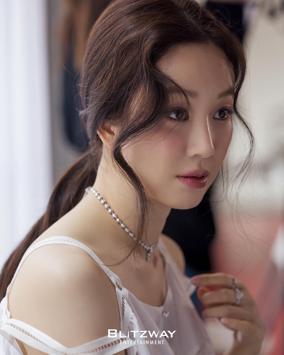 Ryeowon Jung 정려원 Bot tweet media