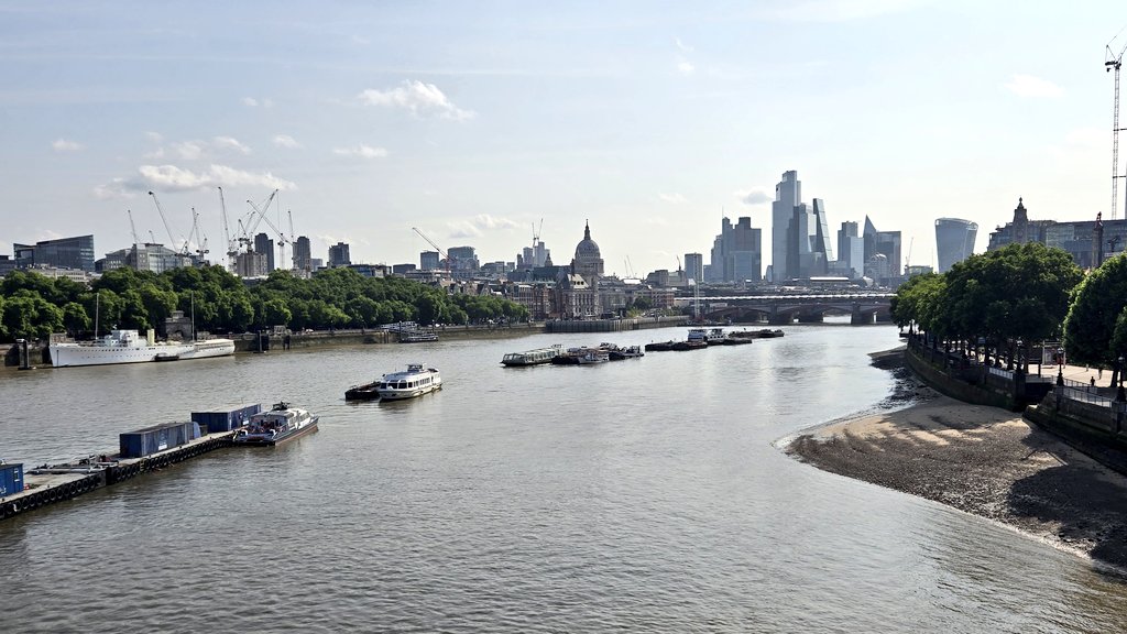 At 20-28 degrees, with a clear sky, London is IMO hands down the best city in the world. When I come back in June I have to remind myself that there are other months and they're not quite the same.