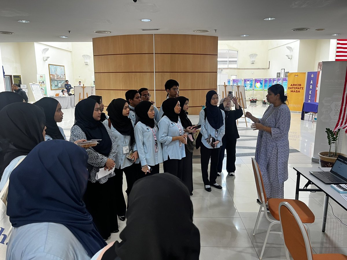 myarkibnegara's tweet image. 13 Jun 2025 - Terima kasih diucapkan kepada pelajar-pelajar dari Perkasa Skill Institut dan Miraj Academy atas lawatan ke Arkib Negara Malaysia sempena dengan Sambutan Minggu Arkib Antarabangsa 2025. 

🎯 “Arkib Boleh Diakses, Arkib Untuk Semua”🎯

#myarkibnegara 
#smaa2025