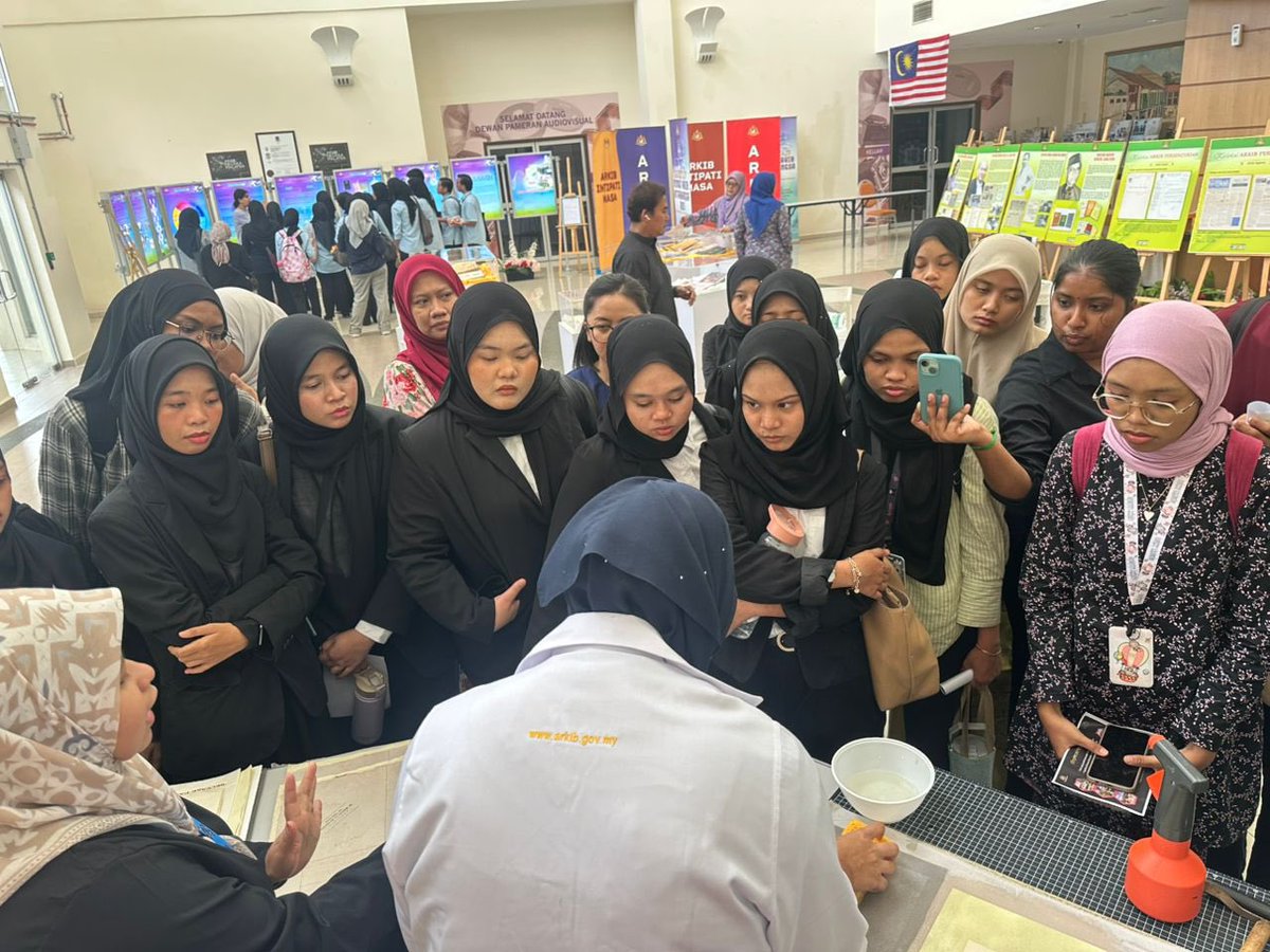 myarkibnegara's tweet image. 13 Jun 2025 - Terima kasih diucapkan kepada pelajar-pelajar dari Perkasa Skill Institut dan Miraj Academy atas lawatan ke Arkib Negara Malaysia sempena dengan Sambutan Minggu Arkib Antarabangsa 2025. 

🎯 “Arkib Boleh Diakses, Arkib Untuk Semua”🎯

#myarkibnegara 
#smaa2025