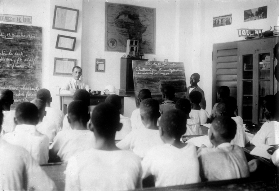 [PHOTO DU JOUR] #Photodujour
Classe de préparation au certificat d'études, Douala (Cameroun), 1930.
© Albert Harlingue / Roger-Viollet
