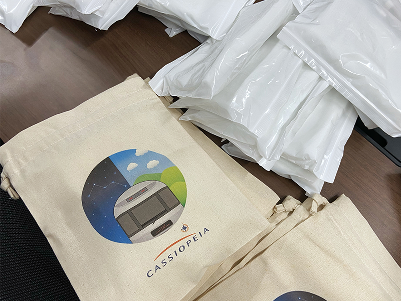 view_railtravel's tweet photo. 🟦🟪記念ツアーもいよいよ折り返し🟧🟨

【カシオペア 運行開始25周年YEAR記念ツアー】

明日からの仙台往復に向け、#びゅう でも準備が進んでいます‼️
こちらは、スロネフE26をあしらった巾着にアメニティ一式を封入している様子🪥

添乗員や当日同行する社員の打ち合わせも完了し、準備万端です✨ https://t.co/NUlTtbrFw3