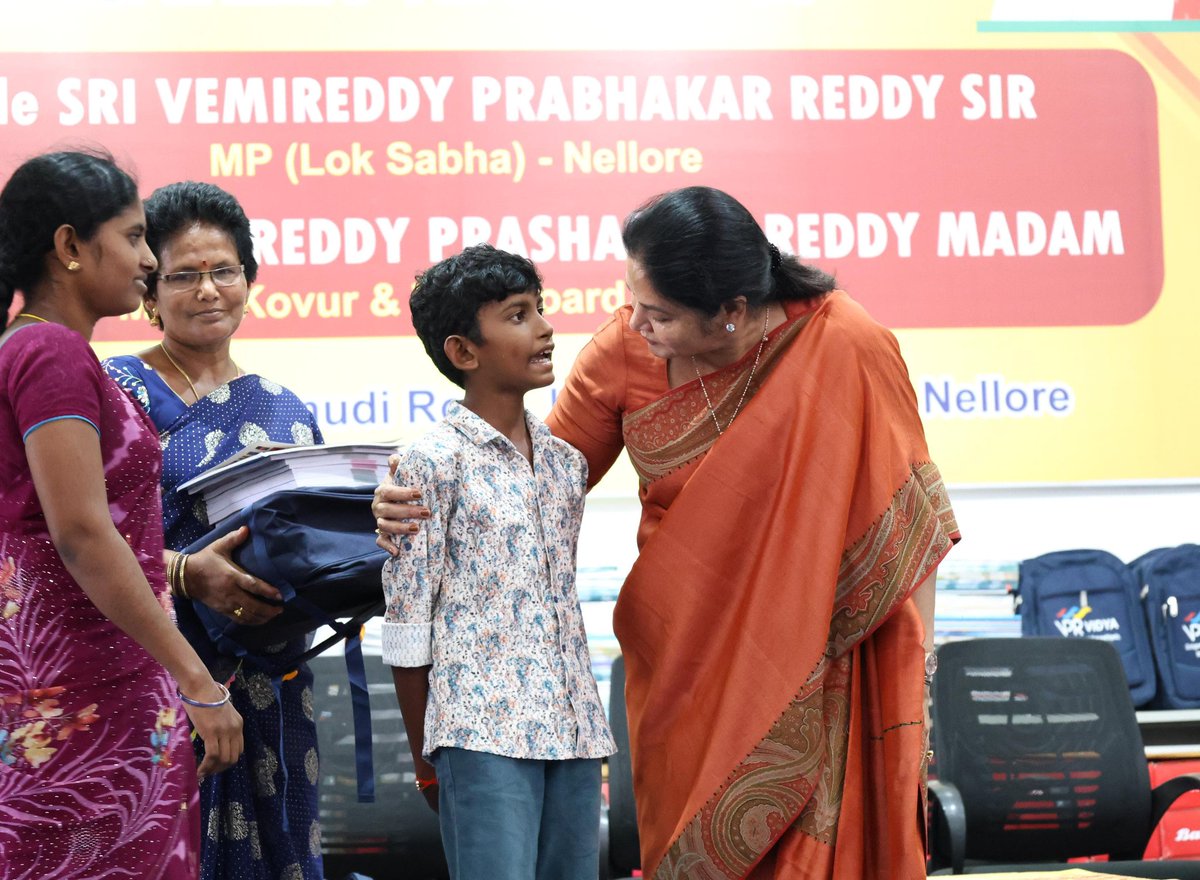 Prashanthi_VPR's tweet image. 2025-26 విద్యా సంవత్సరానికై @vprabhakarreddyofficial స్థాపించిన VPR విద్య స్కూల్ లో ఉచిత విద్యా కిట్లు పంపిణీ. 10 ఏళ్లుగా నాణ్యమైన విద్య, క్రమశిక్షణతో విద్యార్థుల్ని గొప్ప వ్యక్తులుగా తీర్చిదిద్దుతున్నాము.
#VPRVidya #VPRFoundation #VemireddyPrabhakarReddy #VemireddyPrashantiReddy