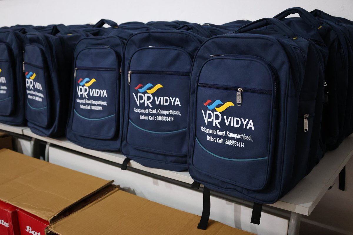 Prashanthi_VPR's tweet image. 2025-26 విద్యా సంవత్సరానికై @vprabhakarreddyofficial స్థాపించిన VPR విద్య స్కూల్ లో ఉచిత విద్యా కిట్లు పంపిణీ. 10 ఏళ్లుగా నాణ్యమైన విద్య, క్రమశిక్షణతో విద్యార్థుల్ని గొప్ప వ్యక్తులుగా తీర్చిదిద్దుతున్నాము.
#VPRVidya #VPRFoundation #VemireddyPrabhakarReddy #VemireddyPrashantiReddy
