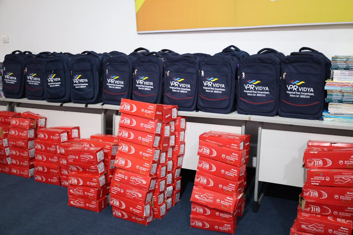 Prashanthi_VPR's tweet image. 2025-26 విద్యా సంవత్సరానికై @vprabhakarreddyofficial స్థాపించిన VPR విద్య స్కూల్ లో ఉచిత విద్యా కిట్లు పంపిణీ. 10 ఏళ్లుగా నాణ్యమైన విద్య, క్రమశిక్షణతో విద్యార్థుల్ని గొప్ప వ్యక్తులుగా తీర్చిదిద్దుతున్నాము.
#VPRVidya #VPRFoundation #VemireddyPrabhakarReddy #VemireddyPrashantiReddy