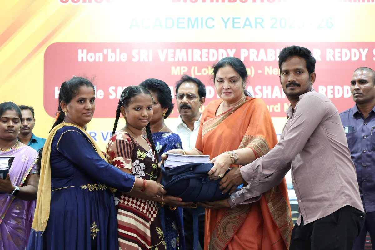 Prashanthi_VPR's tweet image. 2025-26 విద్యా సంవత్సరానికై @vprabhakarreddyofficial స్థాపించిన VPR విద్య స్కూల్ లో ఉచిత విద్యా కిట్లు పంపిణీ. 10 ఏళ్లుగా నాణ్యమైన విద్య, క్రమశిక్షణతో విద్యార్థుల్ని గొప్ప వ్యక్తులుగా తీర్చిదిద్దుతున్నాము.
#VPRVidya #VPRFoundation #VemireddyPrabhakarReddy #VemireddyPrashantiReddy