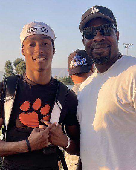 DaishaunDavis18's tweet image. Picked up another D1 offer tonight but I’ll share that tomorrow… what happened at the end of Redlands was special .. right as I was leaving the field I saw the coach that believed in me first and gave me an unreal opportunity @CoachDreSmity … at 14 years old when I weighed zero…