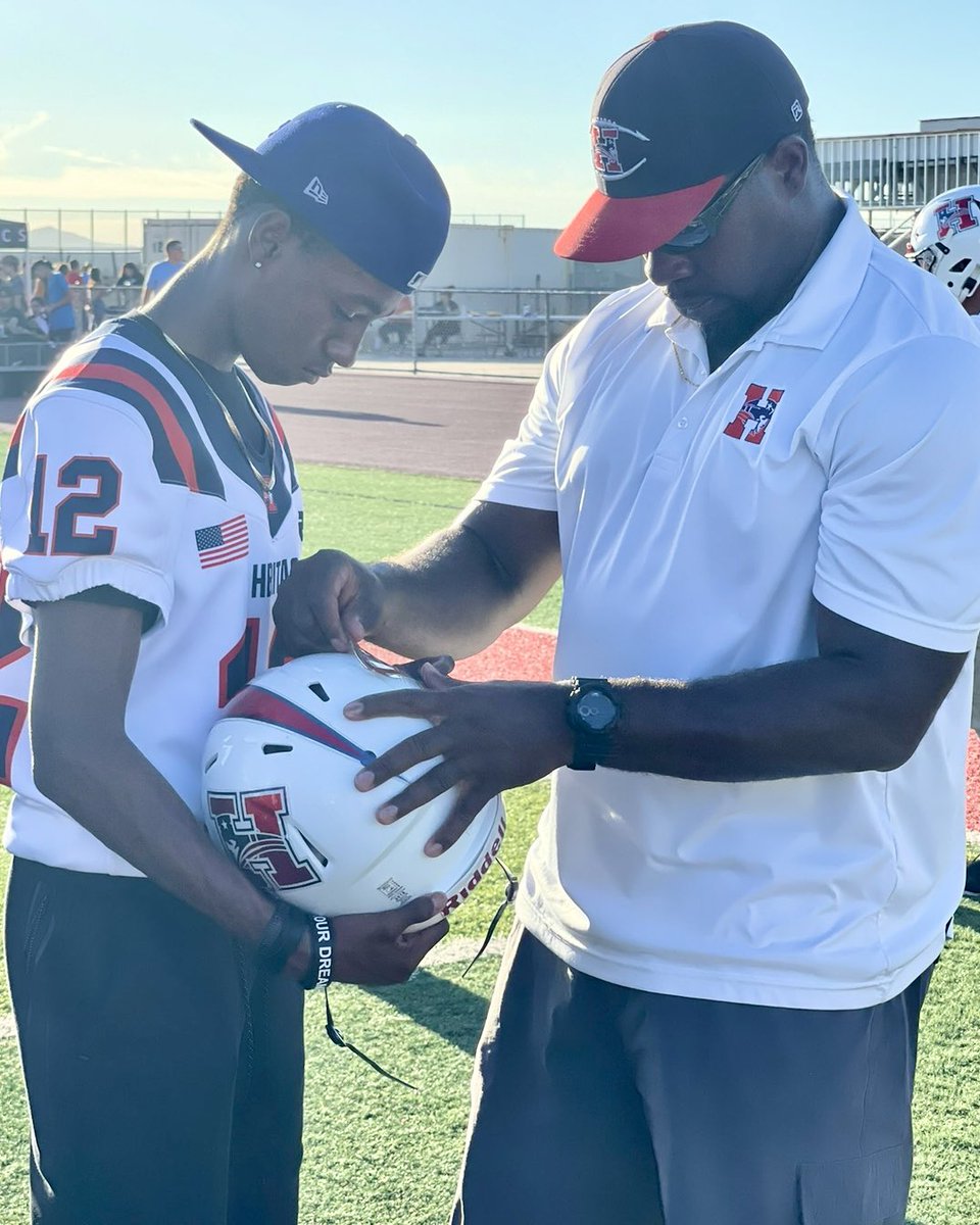 DaishaunDavis18's tweet image. Picked up another D1 offer tonight but I’ll share that tomorrow… what happened at the end of Redlands was special .. right as I was leaving the field I saw the coach that believed in me first and gave me an unreal opportunity @CoachDreSmity … at 14 years old when I weighed zero…