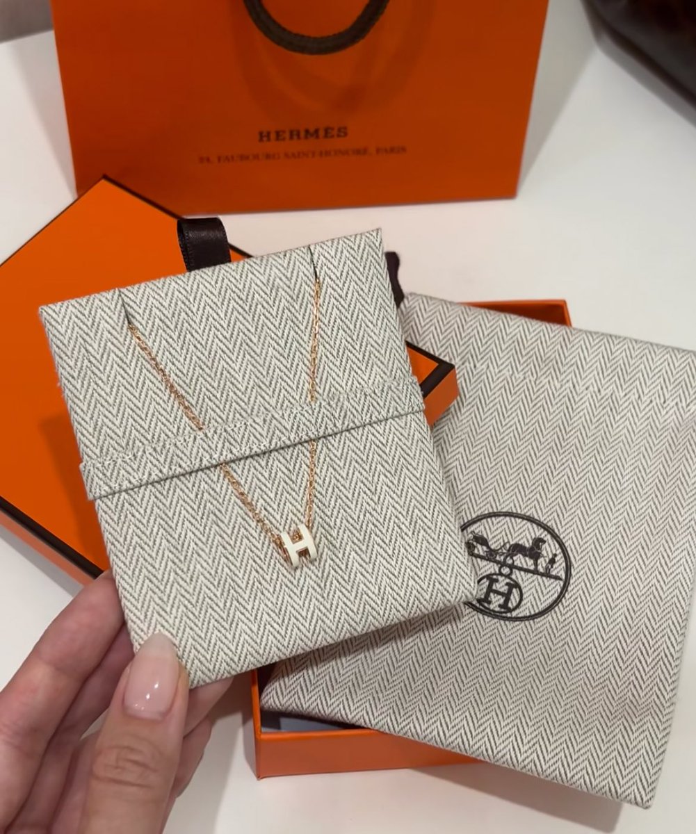 爆美女の雰囲気出したい女子は全員HERMESのネックレス買って。
コロンコロンで可愛らしくて女性らしくてでも芯のある美しい女性のような雰囲気出してくれるから50種類持ってるネックレスの中で1番アイドル。