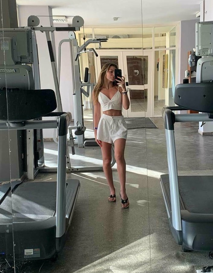 Я считаю, что ваша самодисциплина, уверенность в себе, усердие и, конечно же, распорядок дня оказывают гораздо большее влияние😎. Не стоит верить в чудеса, принимать таблетки, искать чудодейственные жиросжигающие средства😅 — лучше ходить в спортзал и делать то, что делаю я💪