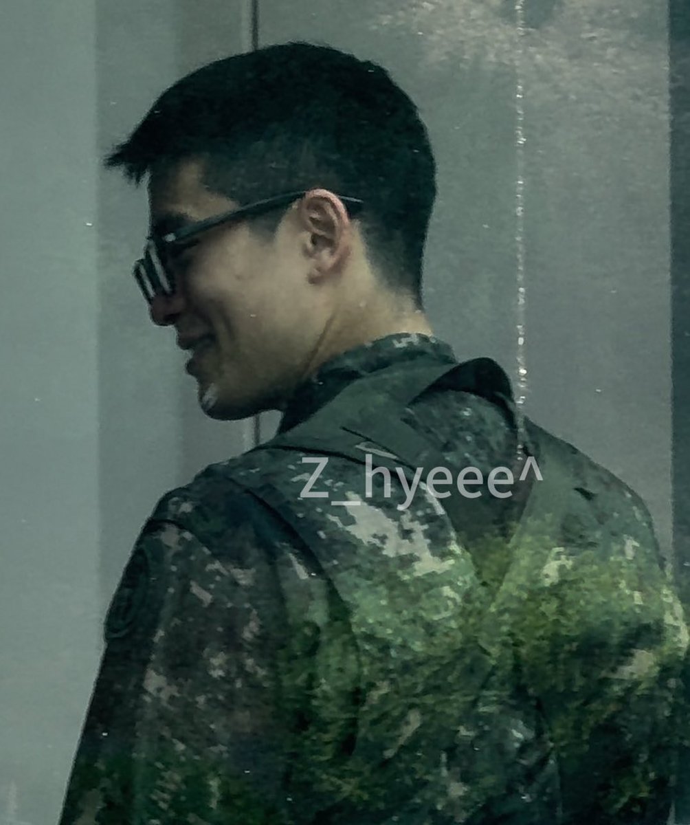 JJHLOOKS's tweet image. jaehyun in his glasses 👓