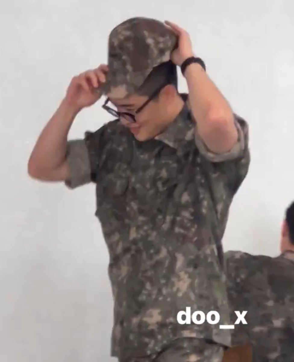 czenslayer's tweet image. THIS IS SENDING MEE

military man🪖⛓️💣      vs        scout boi🏕️🌳🎖️